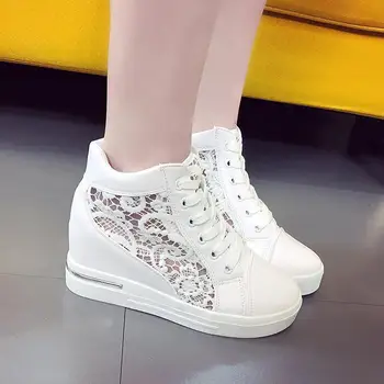 Маленькие белые туфли с кружевной полостью для женщин, новинка лета 2023, спортивная обувь на толстой подошве, модная Дышащая повседневная обувь