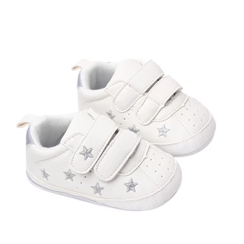 Модные детские кроссовки из искусственной кожи с сердечками и звездами, нескользящие туфли на плоской подошве, обувь для первых прогулок для девочек и мальчиков